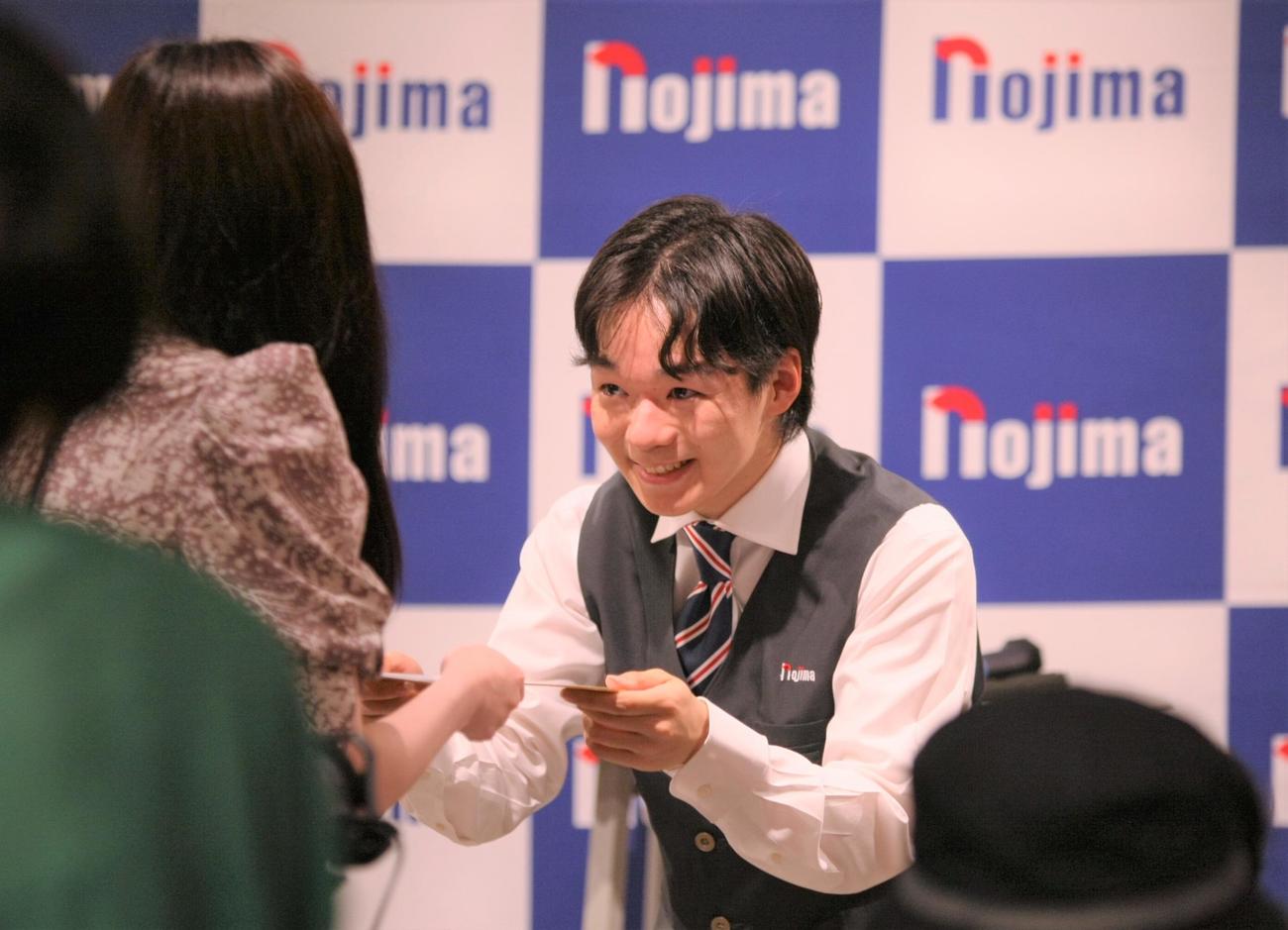 家電量販店「ノジマ」でトークショー＆1日店長イベントを開催し、ファンにサイン色紙を手渡す鍵山（撮影・藤塚大輔）