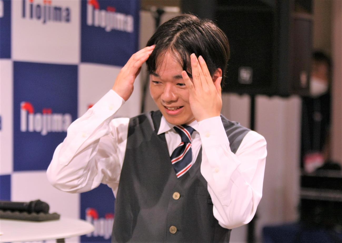 家電量販店「ノジマ」でトークショー＆1日店長イベントを開催し、ポーズを考える鍵山（撮影・藤塚大輔）