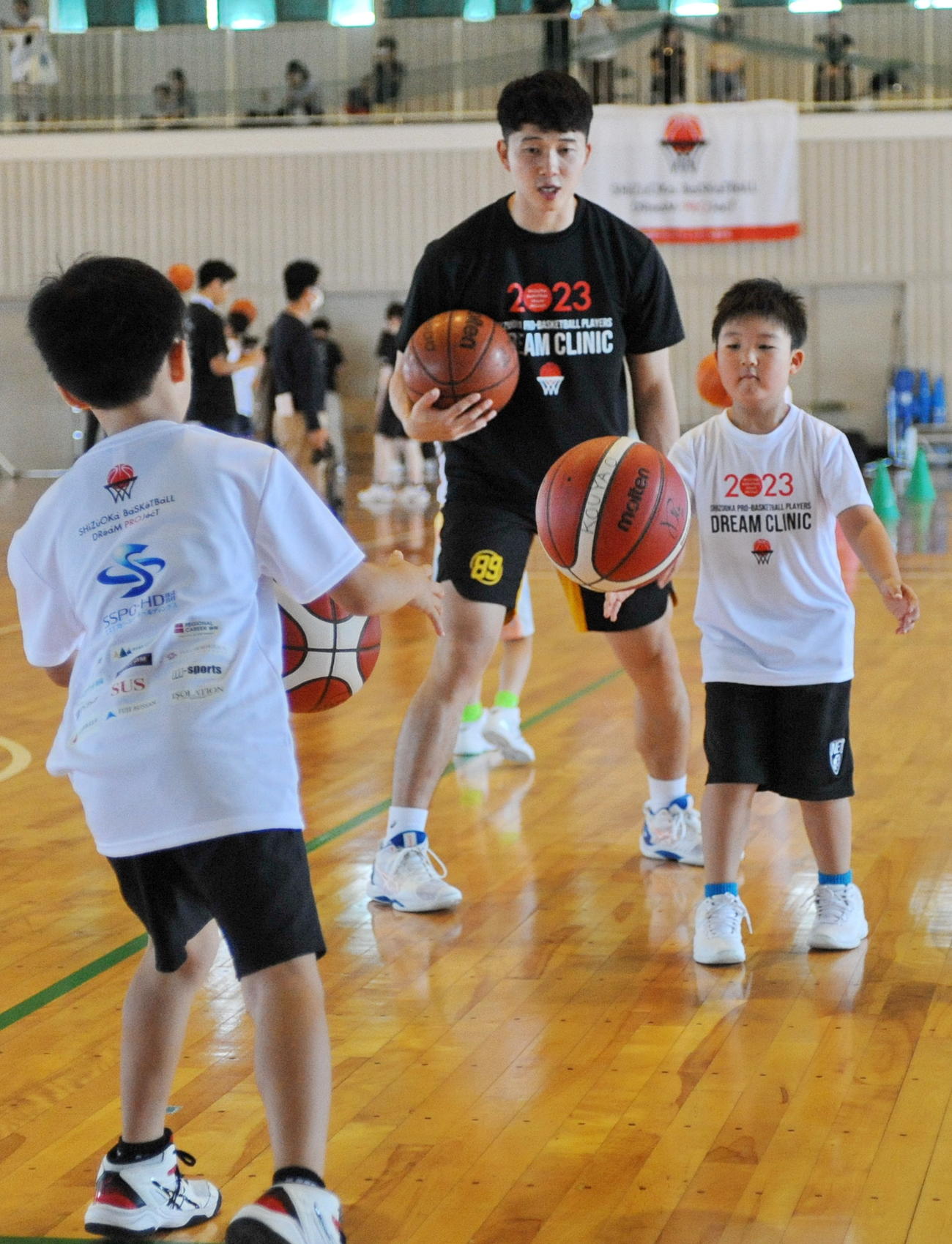 後方で参加者を見守るB1仙台・青木