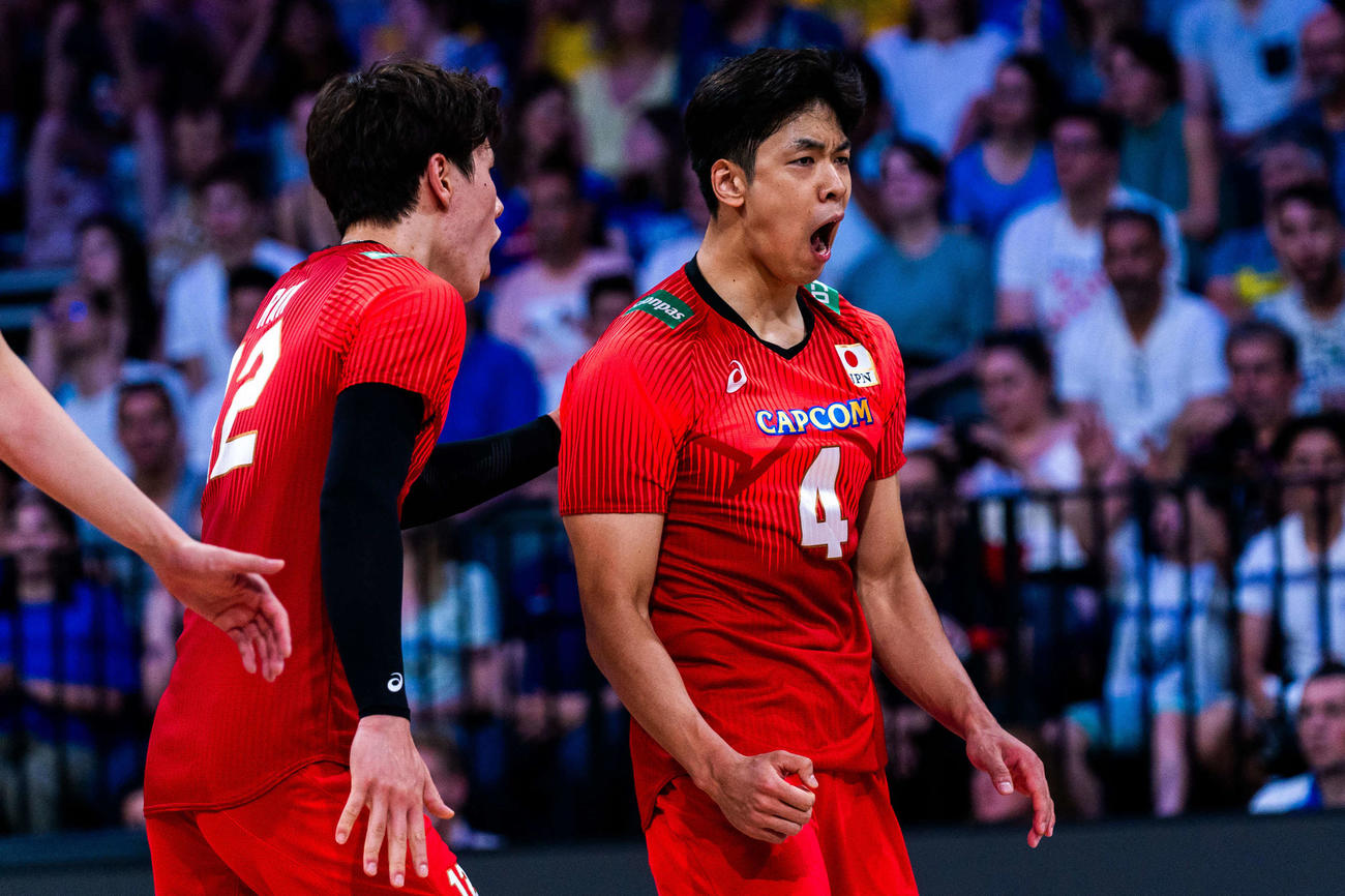 得点を喜ぶ高橋藍と宮浦（C）FIVB