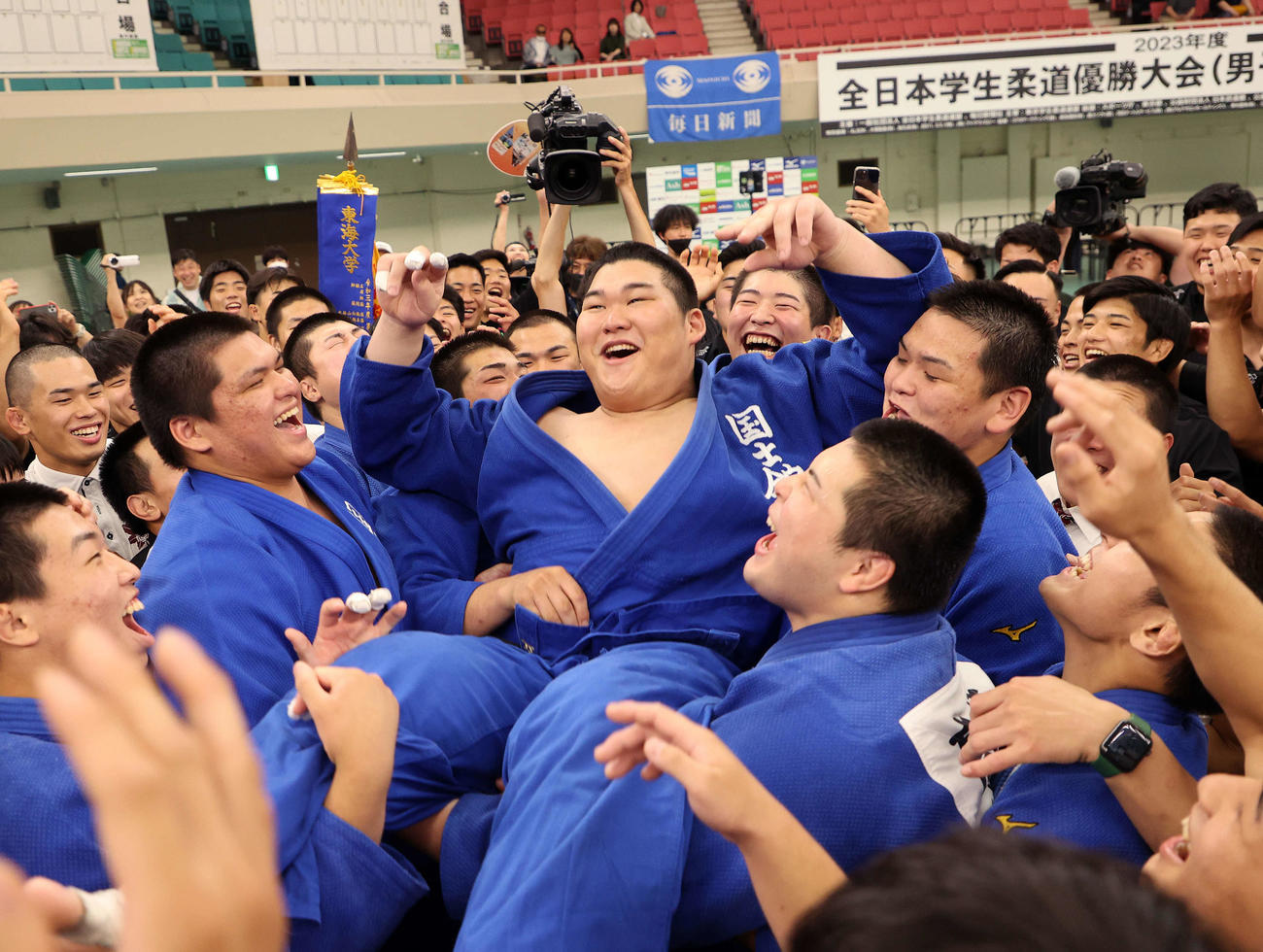 優勝し胴上げされる国士舘大・斉藤（撮影・鈴木正人）