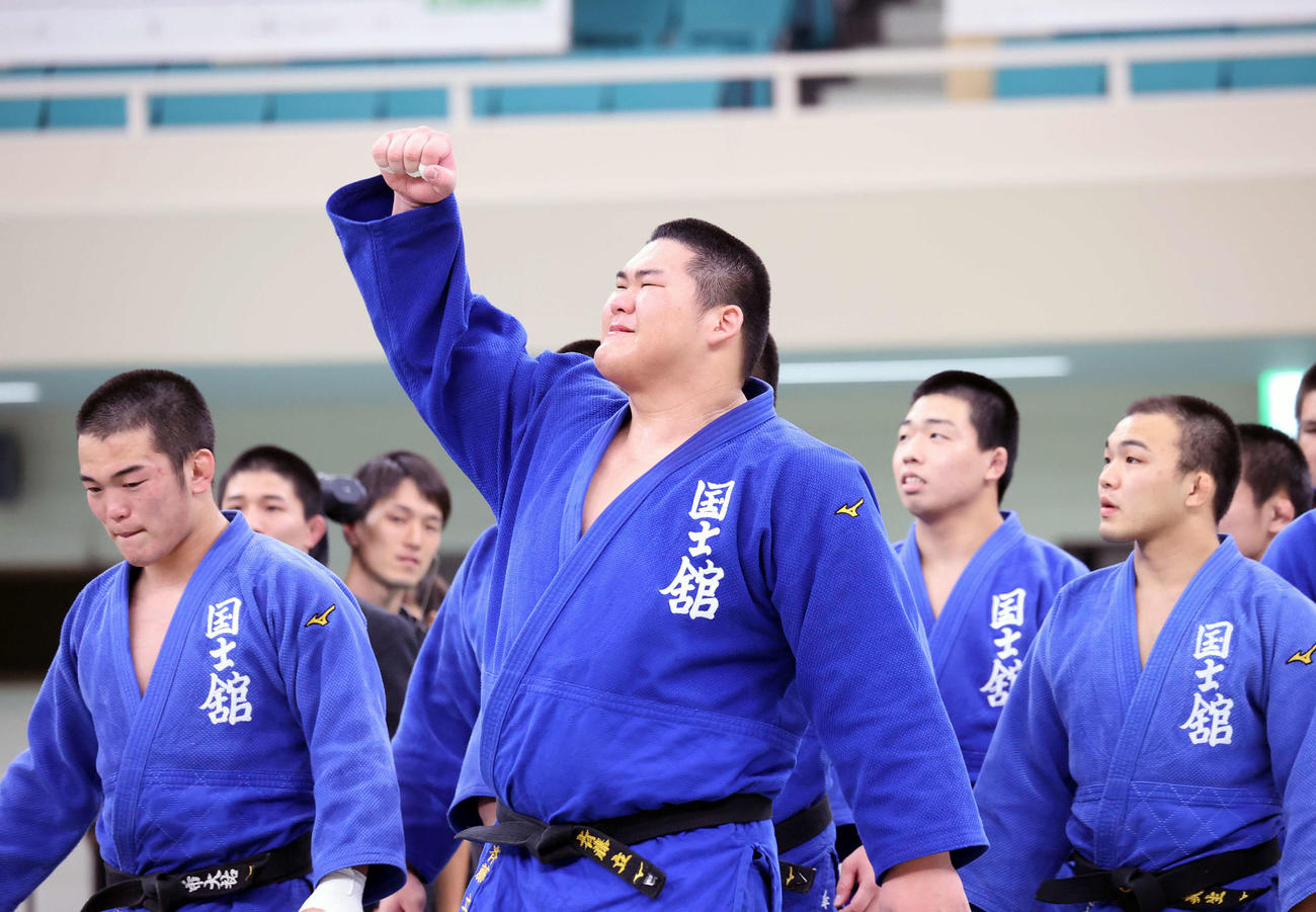 優勝しガッツポーズする国士舘大・斉藤（中央）（撮影・鈴木正人）