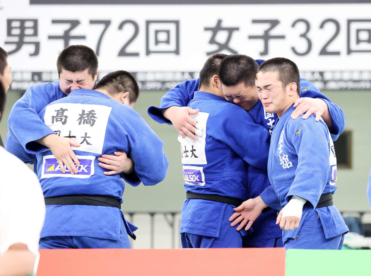 優勝し抱き合い喜ぶ国士舘大・斉藤（右から2人目）（撮影・鈴木正人）