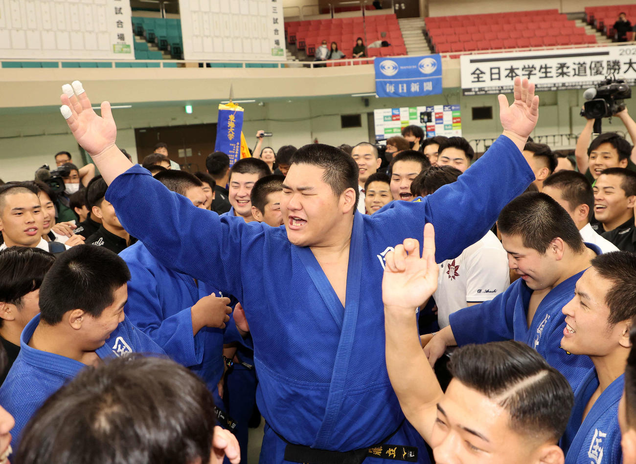 胴上げを催促する国士舘大・斉藤（撮影・鈴木正人）