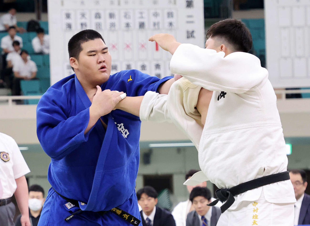 国士舘大対東海大　組み合う国士舘大・斉藤（左）と東海大・中村（撮影・鈴木正人）