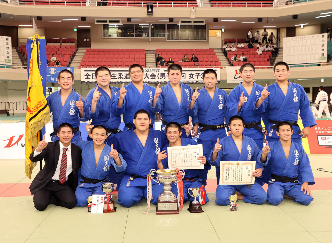 優勝を決め写真に納まる国士舘大の選手たち（撮影・鈴木正人）