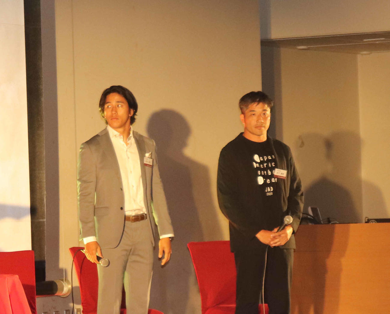 立命館大学アメリカンフットボール部パンサーズ70周年記念式典に出席した2人。左から近江克仁、木下典明（撮影・竹本穂乃加）