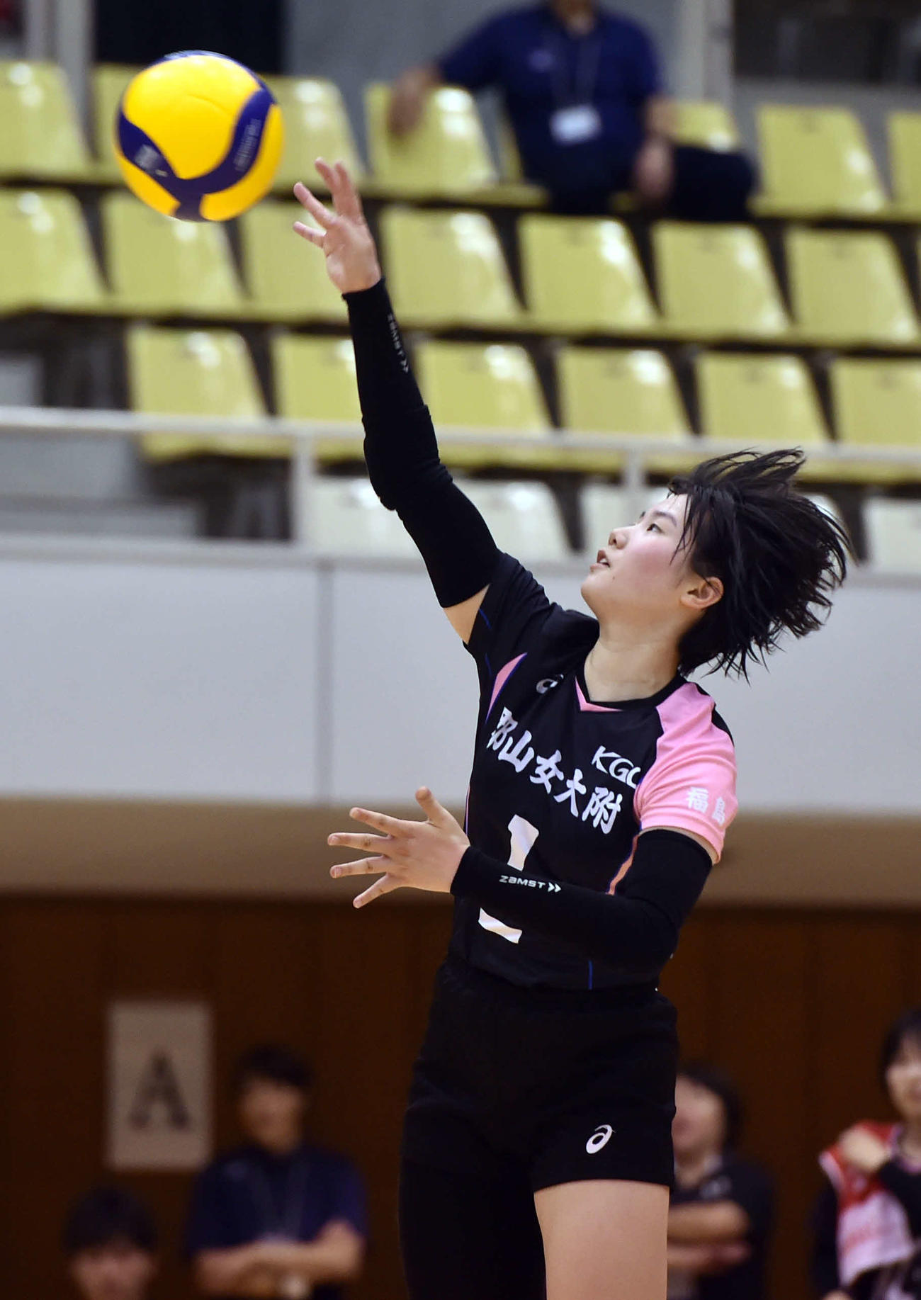 米沢中央対郡山女大付　第2S、サーブを打つ郡山女大付・後藤（撮影・相沢孔志）