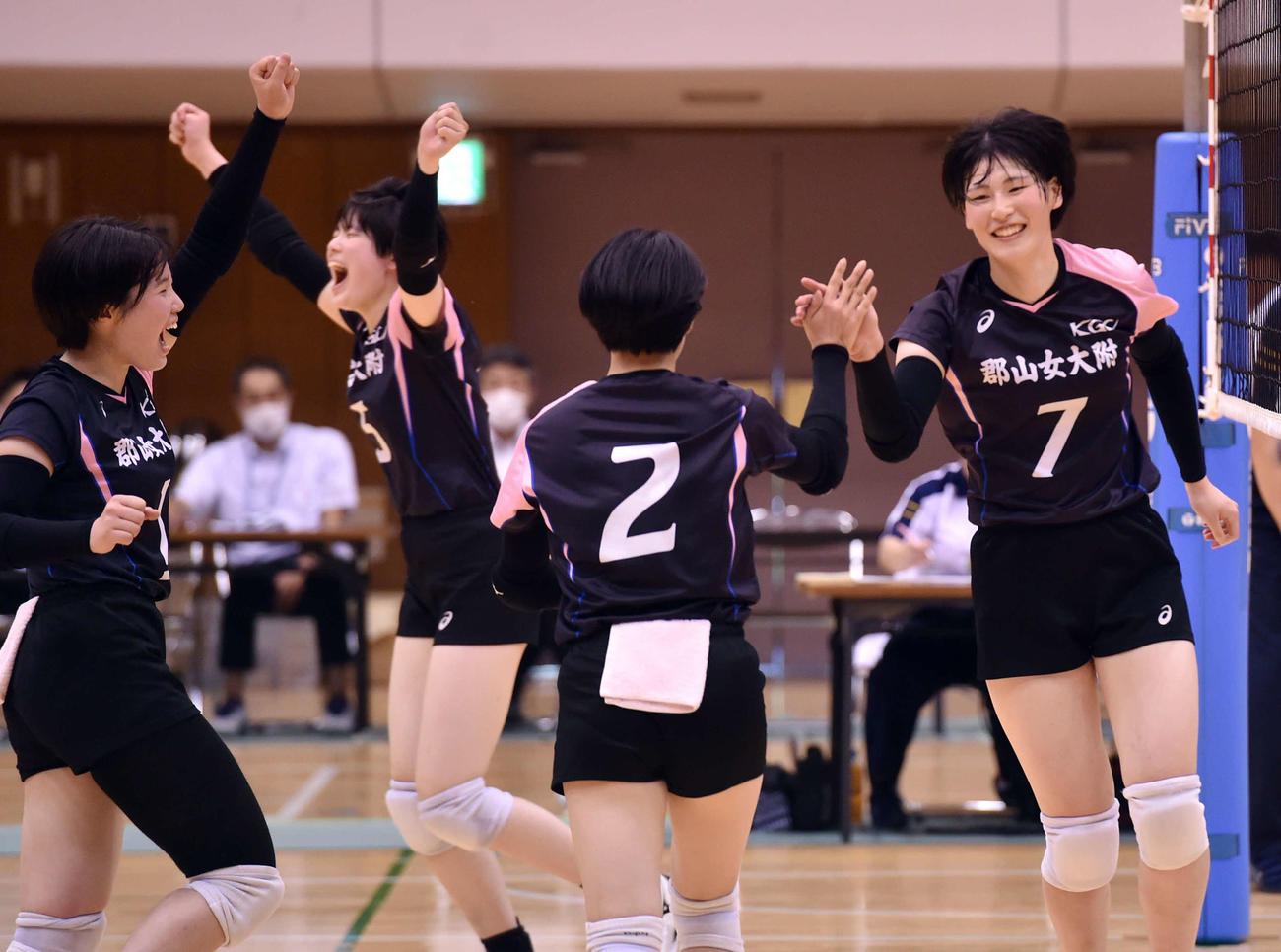米沢中央対郡山女大付　第2S、得点後に郡山女大付・今井（中央）とハイタッチする浅利（撮影・相沢孔志）
