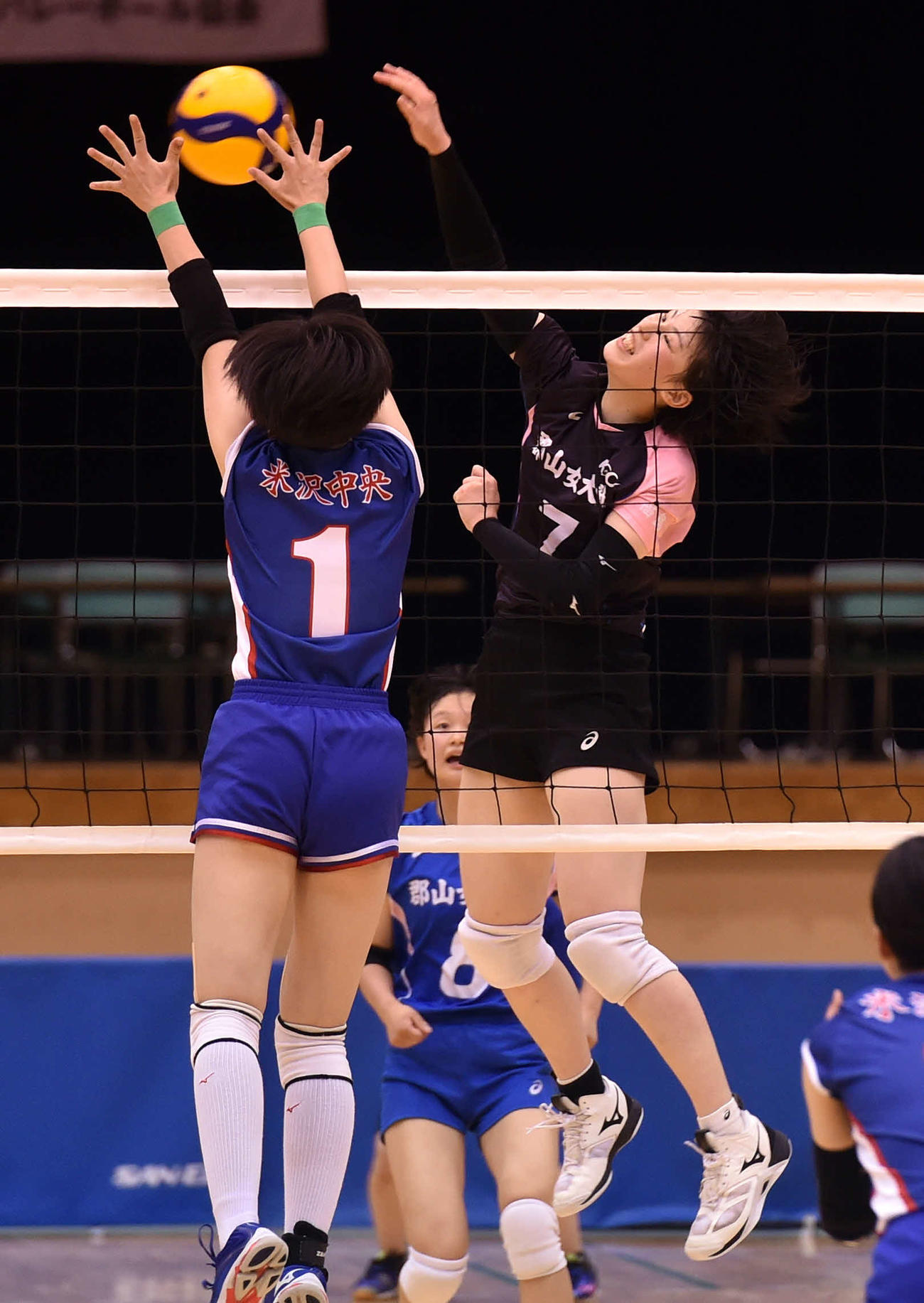 米沢中央対郡山女大付　第1S、スパイクを打つ郡山女大付・浅利（撮影・相沢孔志）