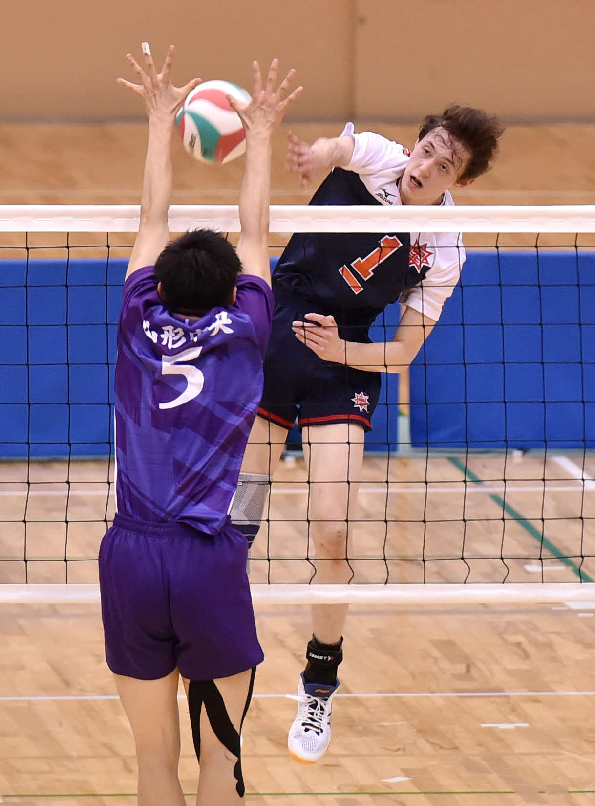 東北対弘前工　第1S、バックアタックを打つ東北・坂本（撮影・相沢孔志）