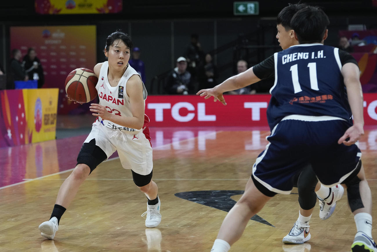 ドリブルで切り込む日本代表の山本麻衣（AP)
