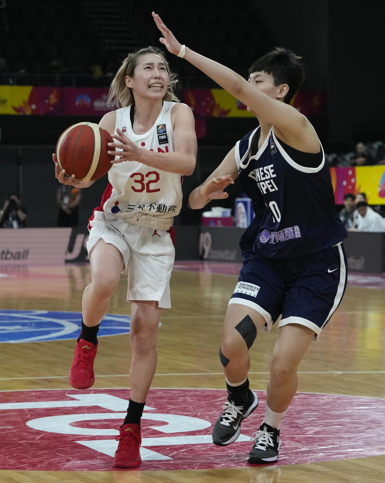 シュートを狙う日本代表の宮崎早織（AP)
