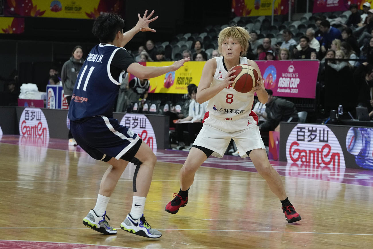 攻め込む日本代表の高田真希（AP)