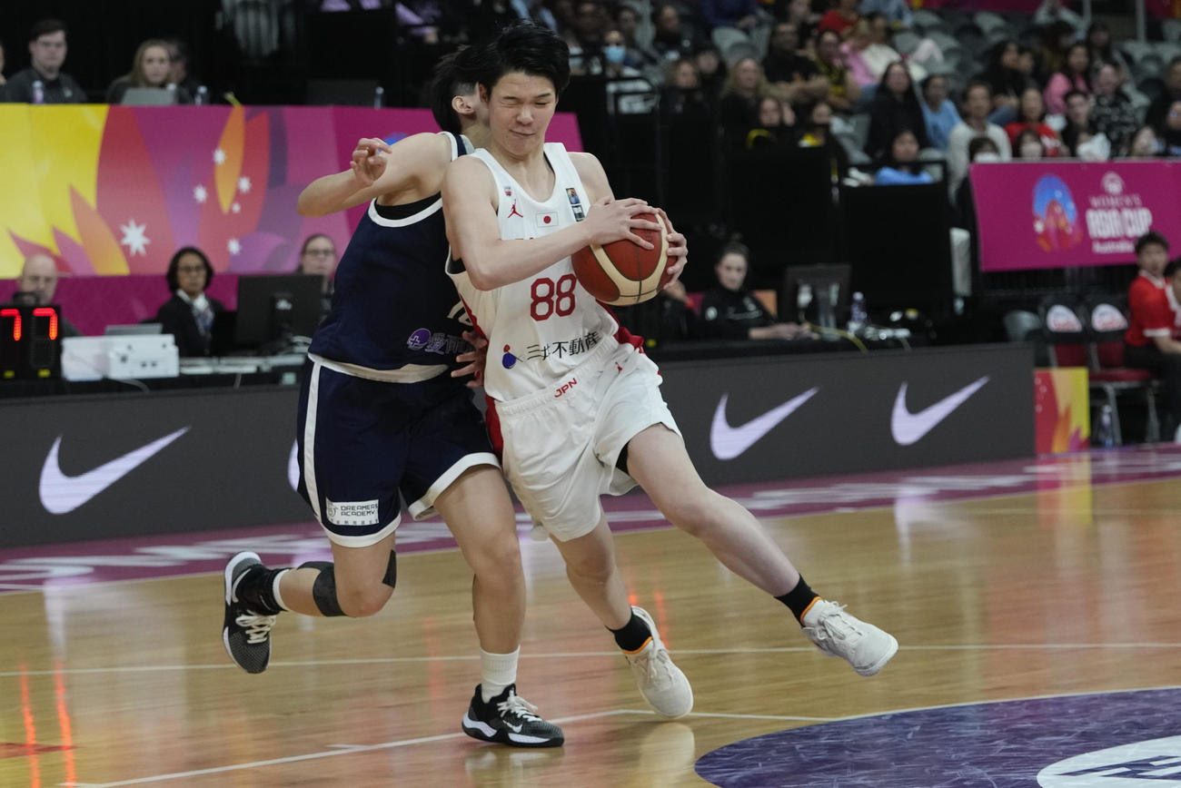 激しく競り合う日本代表の赤穂ひまわり（AP)