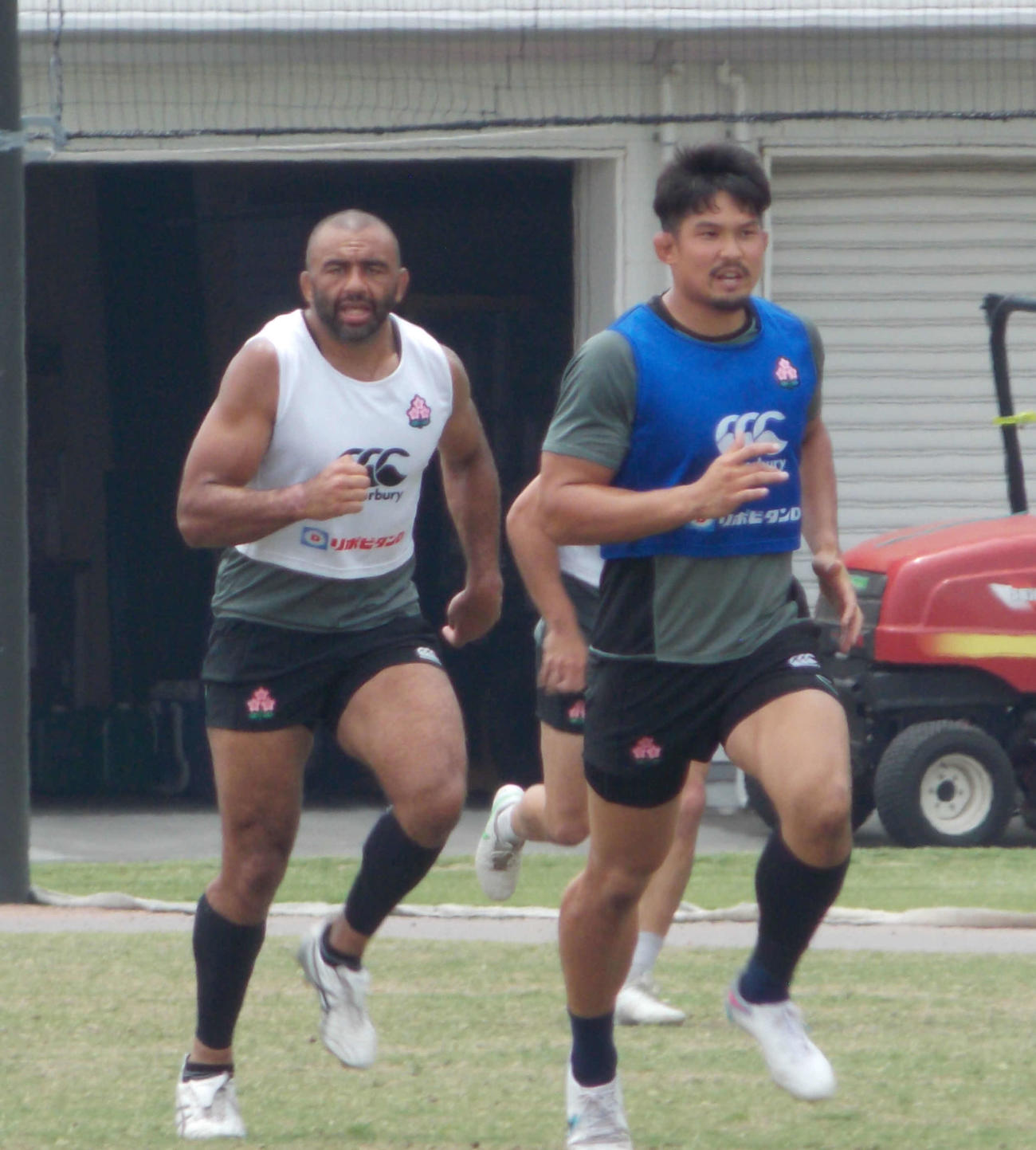 日本代表浦安合宿で走る姫野（右）とリーチ・マイケル（撮影・松本航）