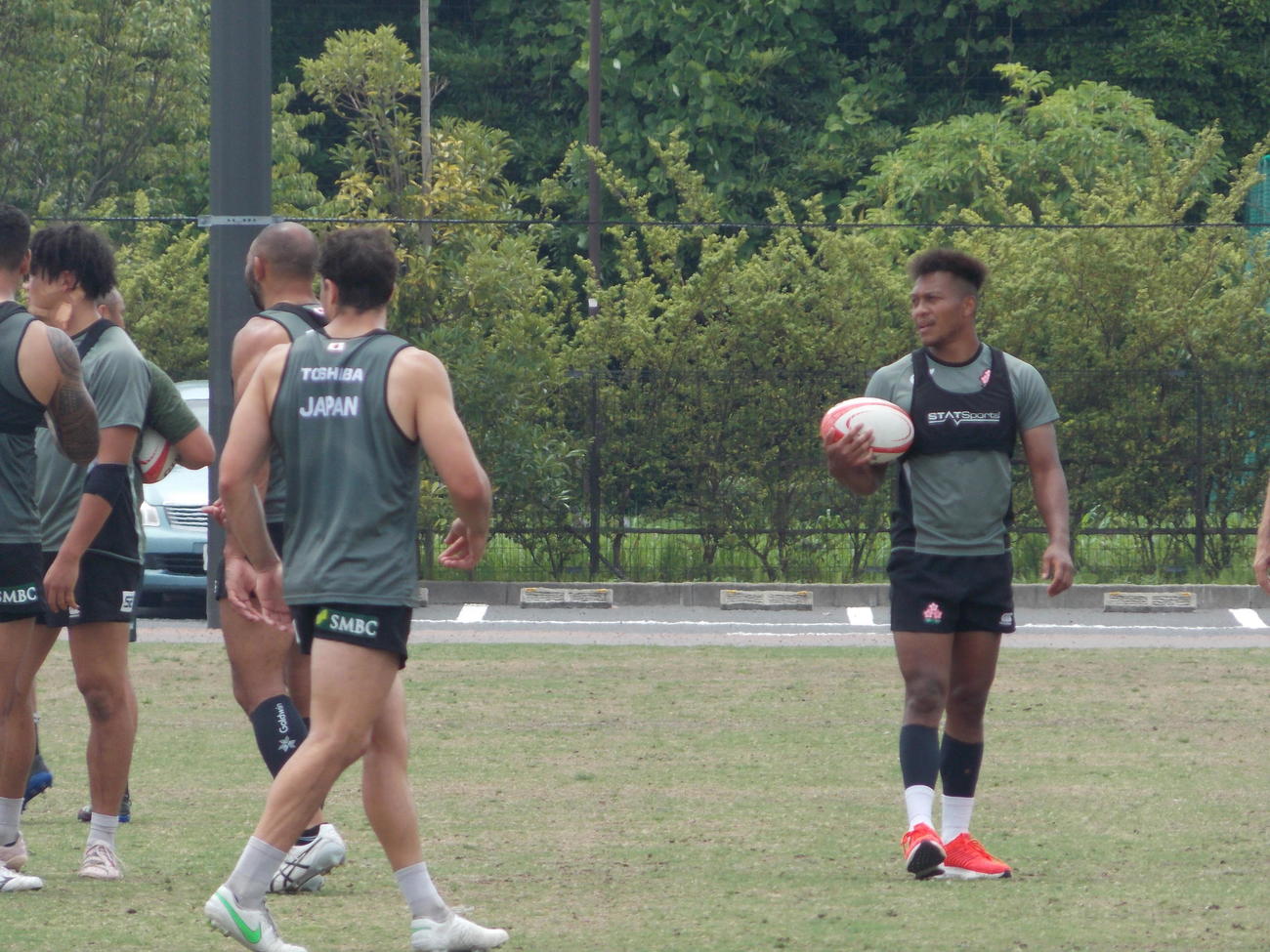 日本代表浦安合宿でボールを持つ松島（右）（撮影・松本航）