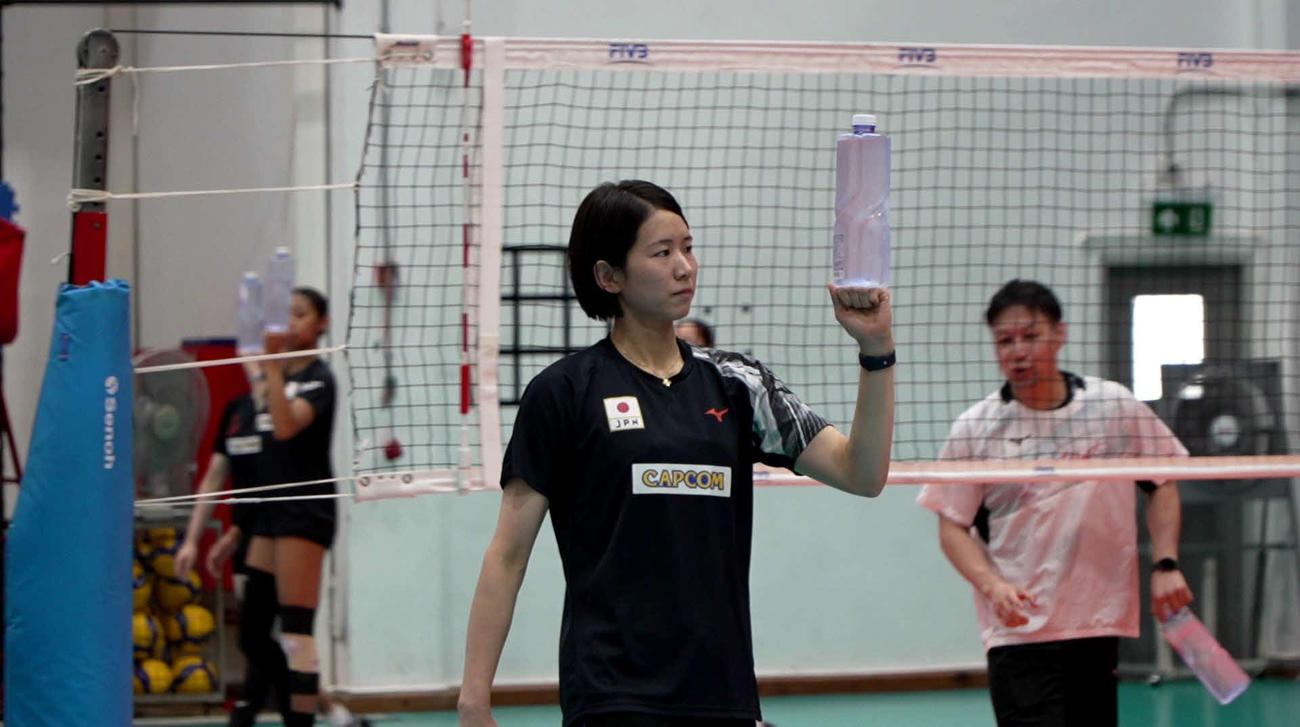 ペットボトルを用いた体幹トレーニングを行う古賀（C）JVA