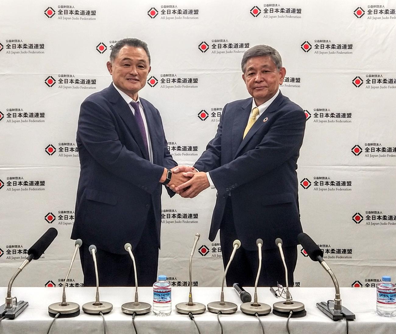 全日本柔道連盟の会長を退任し、名誉会長に就いた山下泰裕氏（左）と中村真一新会長（撮影・木下淳）