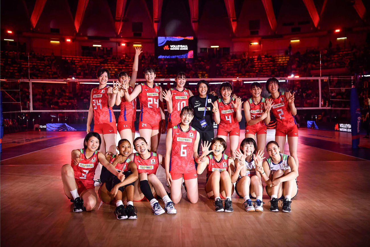 トルコに勝利し、6勝目を喜ぶ火の鳥NIPPONのメンバーたち（C）FIVB