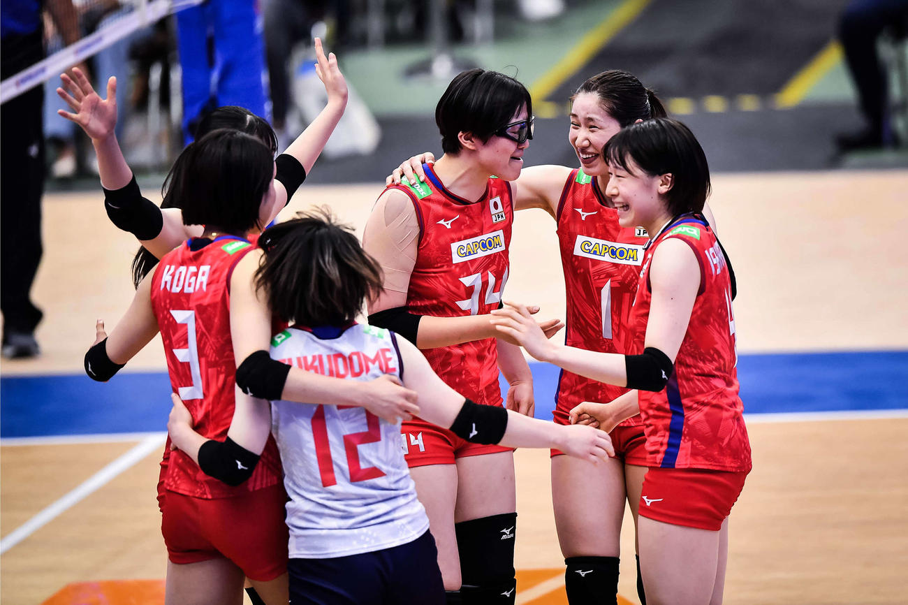 得点を喜ぶメンバー。左から古賀、福留、荒木、長岡、石川。古賀の奥は山田（C）FIVB