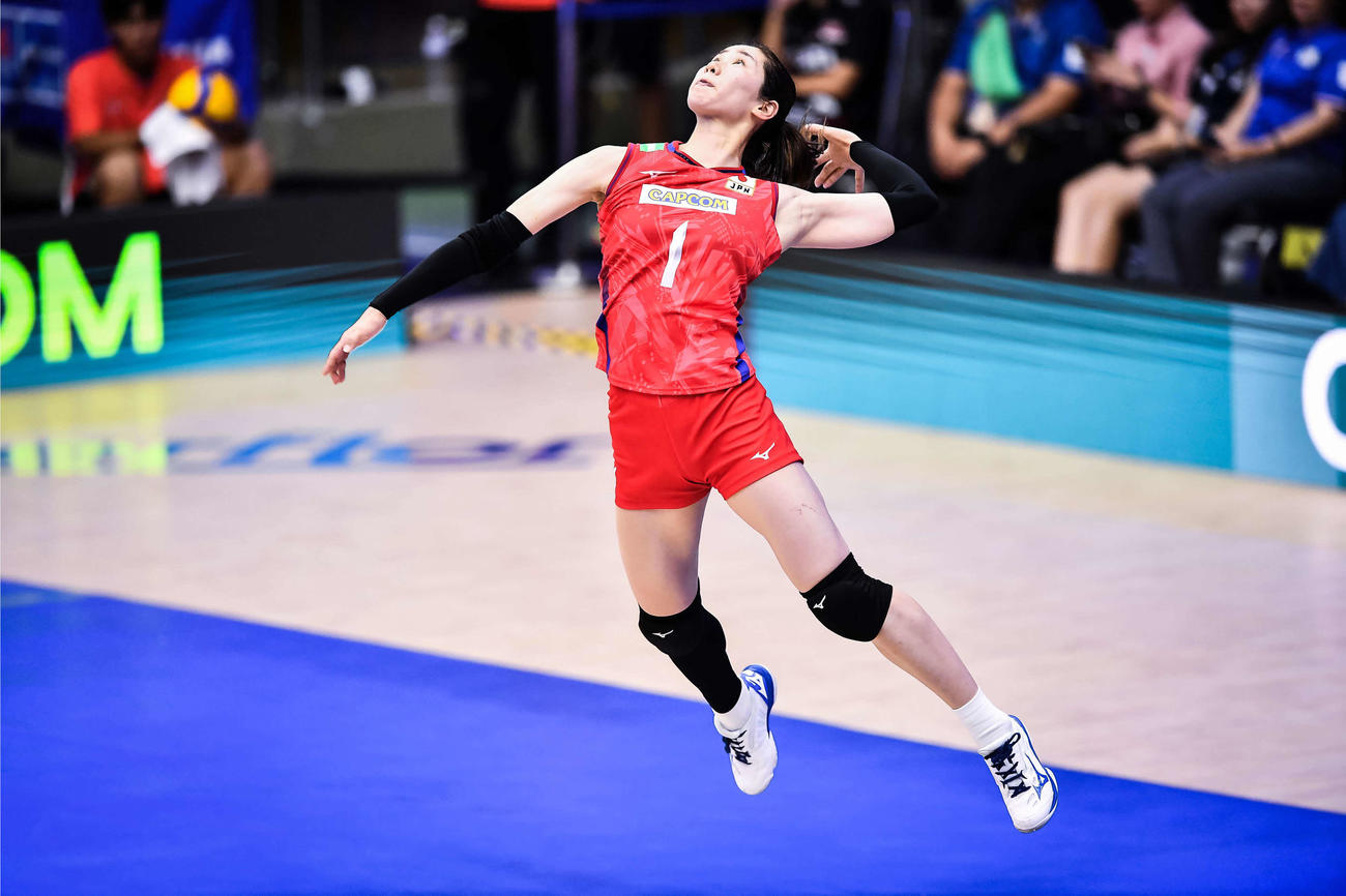 トルコ戦で跳躍する長岡（C）FIVB
