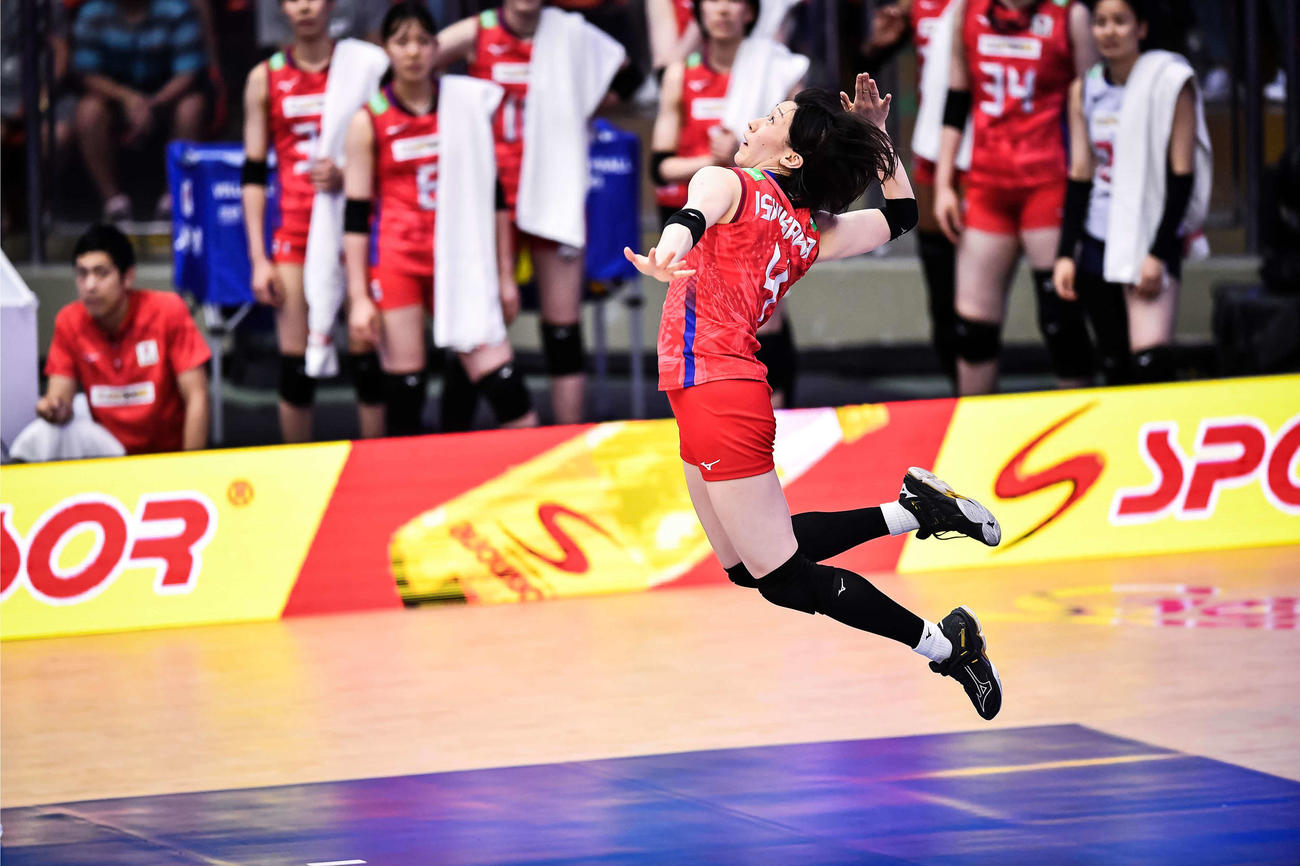 跳躍する石川（C）FIVB