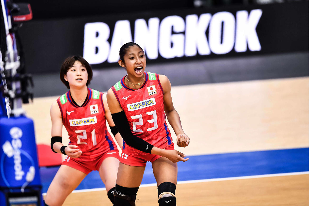 得点を喜ぶ宮部藍梨。左は松井珠己（C）FIVB