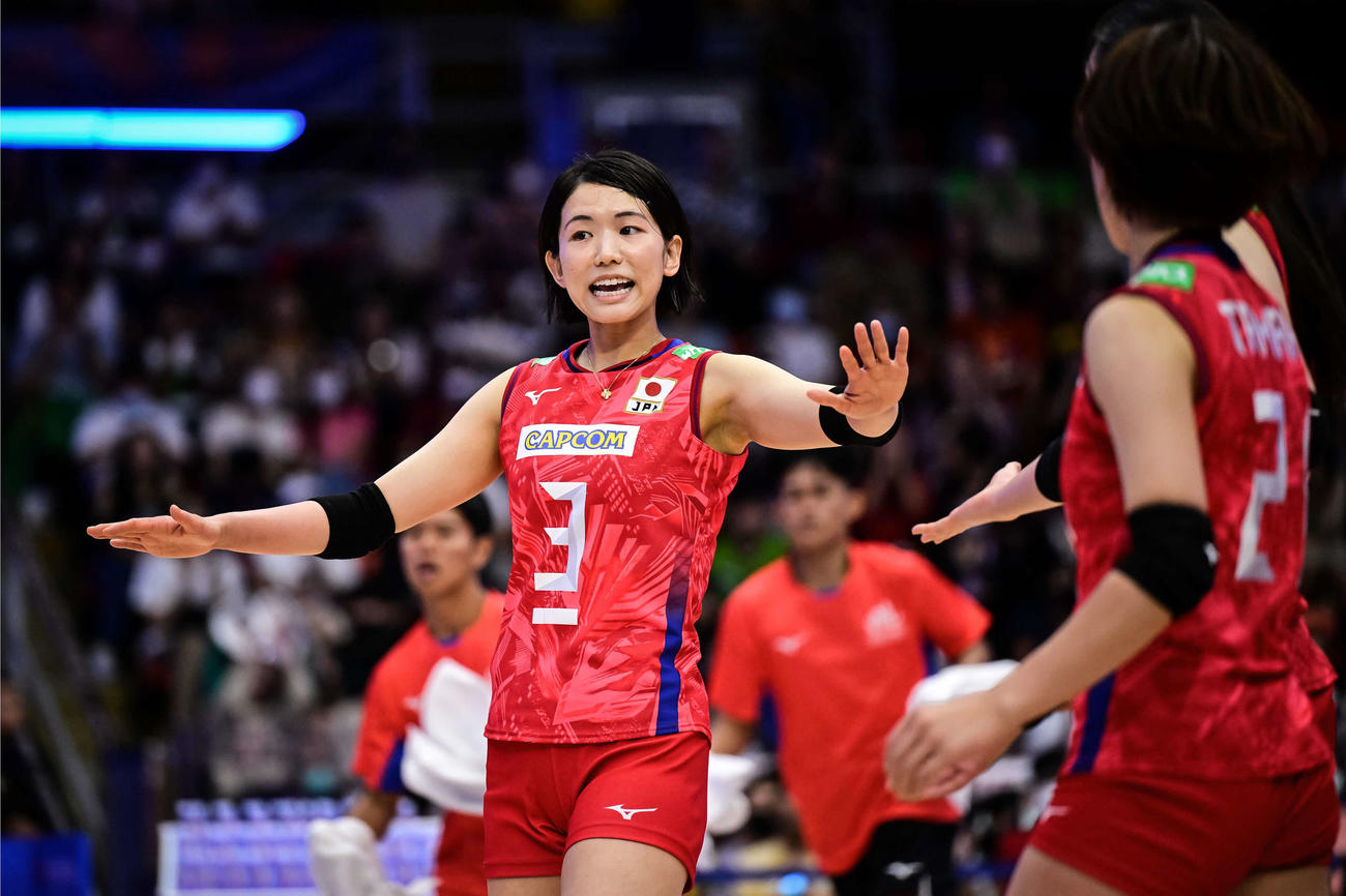 得点を喜ぶ古賀（中央）（C）FIVB