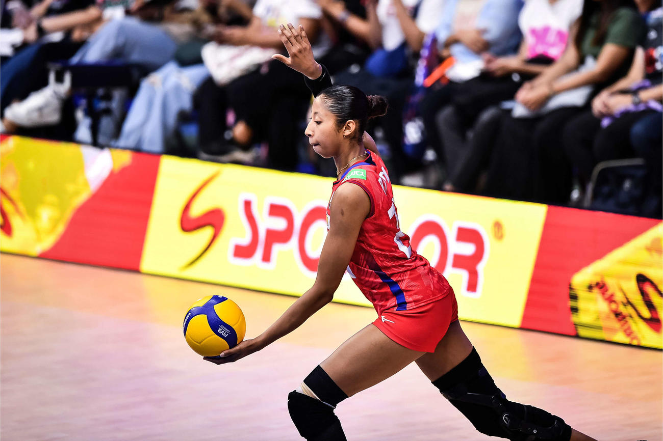 サーブに臨む宮部（C）FIVB