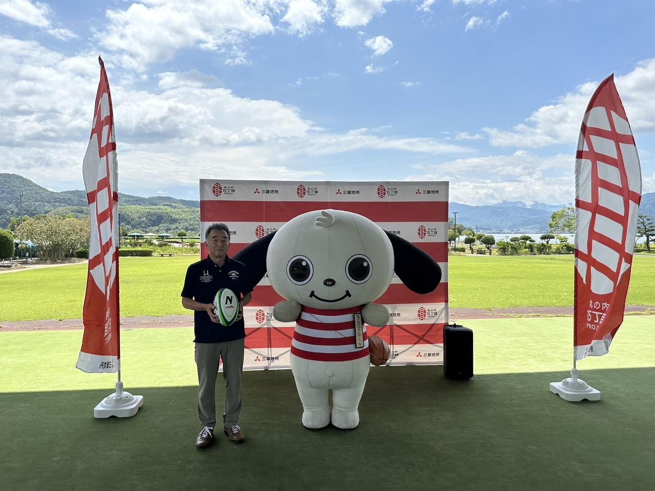 「ONE TEAM大作戦」で鳥取・東郷湖羽合臨海公園を出発した応援団長のラガマルくん（右）（三菱地所提供）