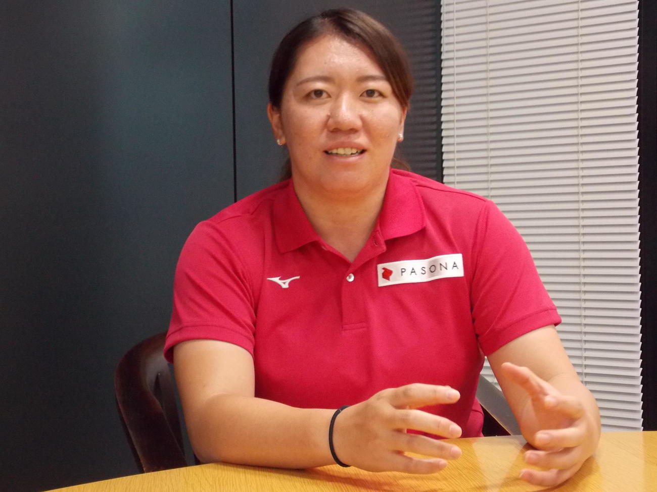 渡英を前にインタビューで思いを語る玉井希絵（撮影・松本航）