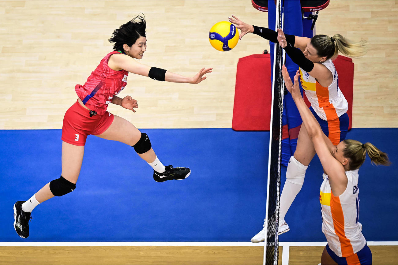 ブロックされる古賀（C）FIVB