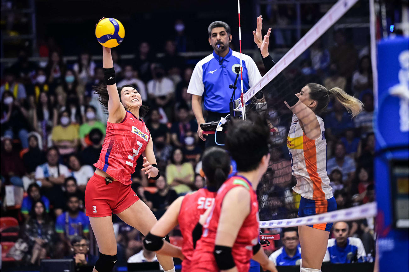 スパイクを放つ古賀（C）FIVB