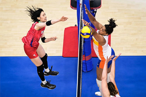 スパイクを放つ石川（C）FIVB