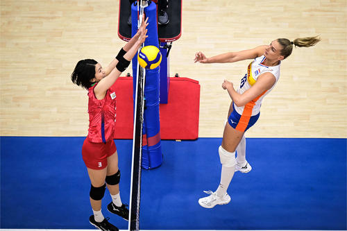 ブロックを決める古賀（C）FIVB