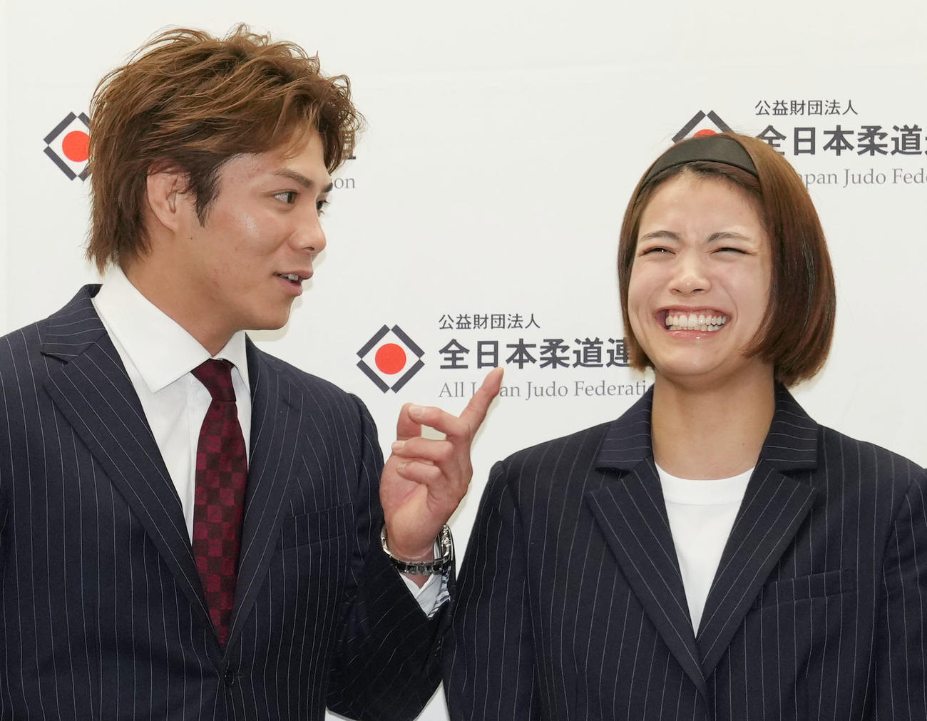 パリ五輪代表の内定会見で仲良く話す男子66級の阿部一（左）と女子52キロ級の阿部詩（撮影・狩俣裕三）