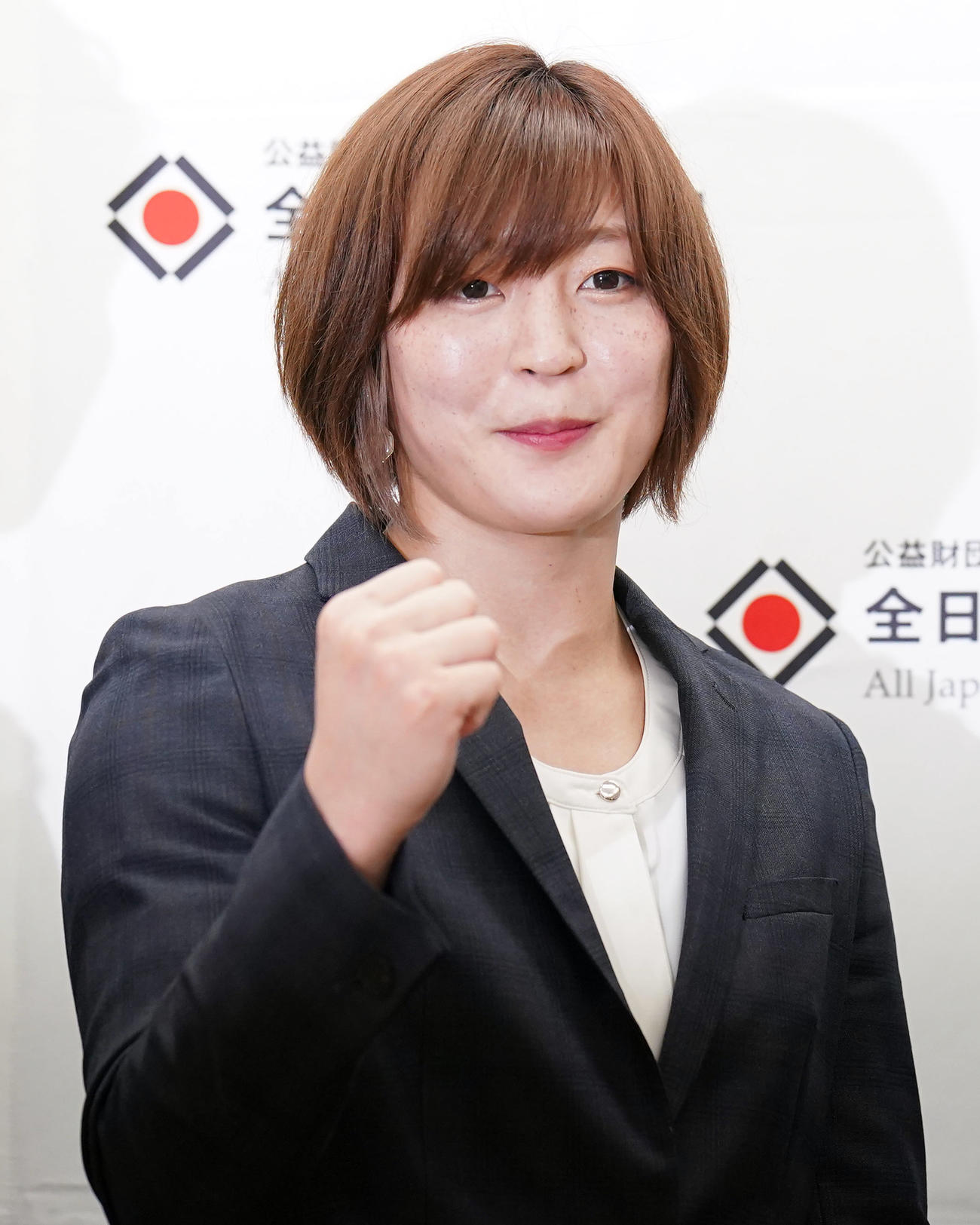パリ五輪代表に内定し、記念撮影をする女子48キロ級の角田（撮影・狩俣裕三）