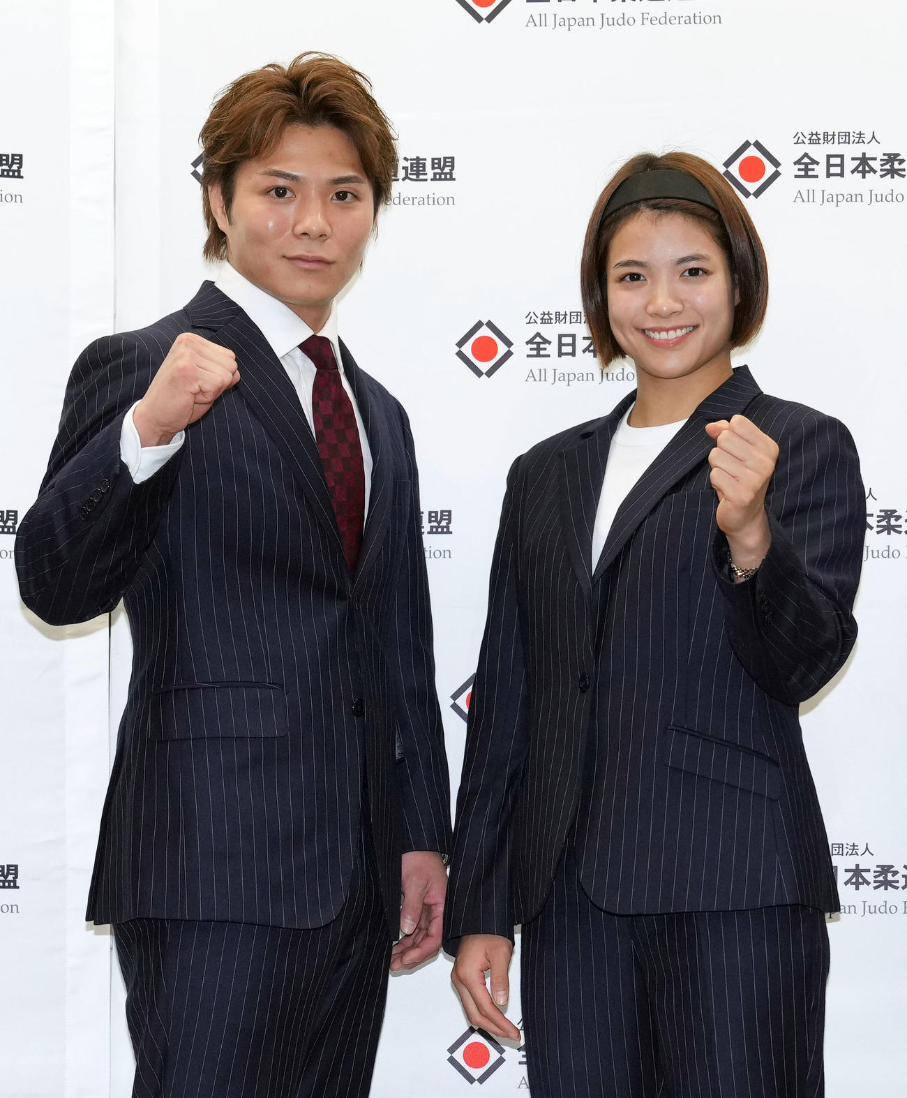 パリ五輪代表に内定し、会見で記念撮影を行う男子66級の阿部一（左）と女子52キロ級の阿部詩（撮影・狩俣裕三）