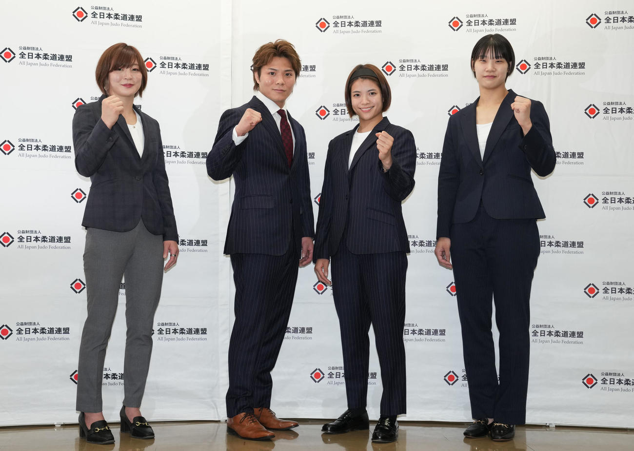 パリ五輪代表に内定し、会見で記念撮影を行う、左から女子48キロ級の角田、男子66級の阿部一、女子52キロ級の阿部詩、70キロ級の新添（撮影・狩俣裕三）