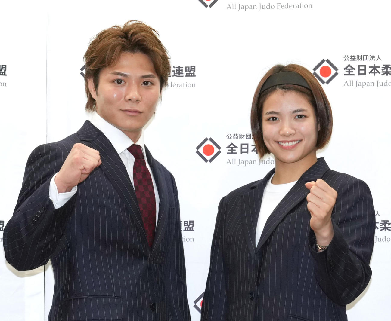 パリ五輪代表に内定し、会見で記念撮影を行う男子66級の阿部一（左）と女子52キロ級の阿部詩（撮影・狩俣裕三）