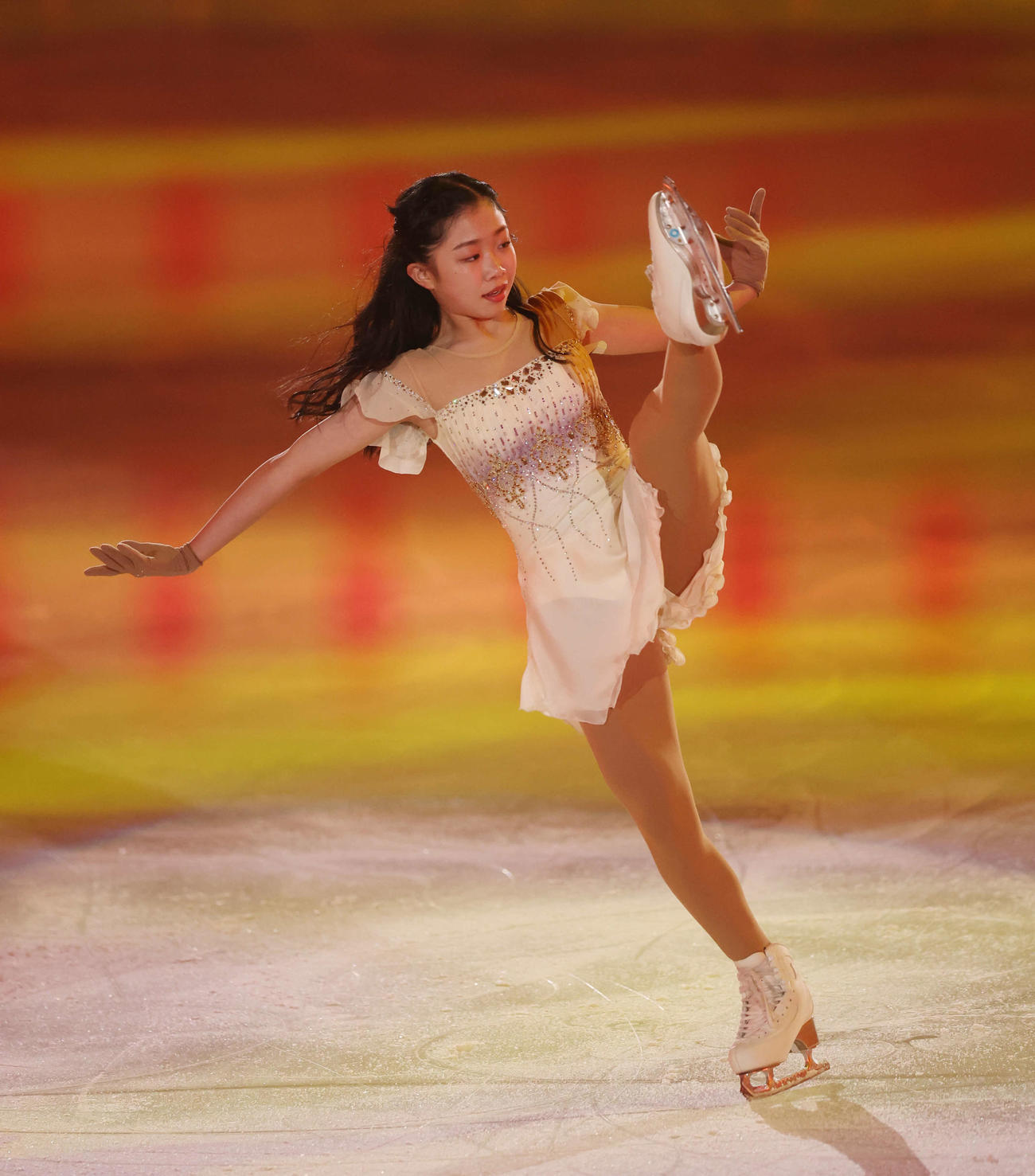 「ドリーム・オン・アイス2023」で演技を披露する女子シングルの中井亜美（撮影・宮地輝）