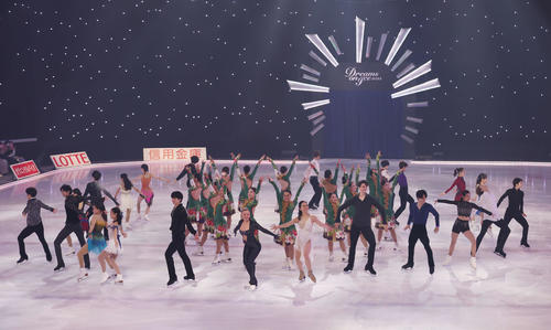 「ドリーム・オン・アイス2023」で演技を披露する選手たち（撮影・宮地輝）