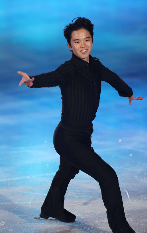 「ドリーム・オン・アイス2023」で演技を披露する男子シングルの友野一希（撮影・宮地輝）