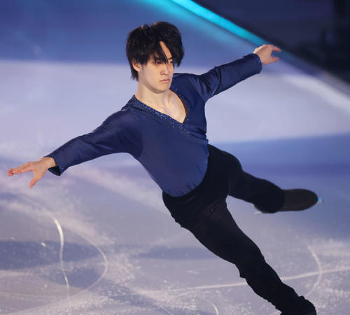 「ドリーム・オン・アイス2023」で演技を披露する男子シングルの山本草太（撮影・宮地輝）