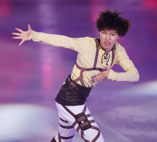 「ドリーム・オン・アイス2023」で演技を披露する男子シングルの三浦佳生（撮影・宮地輝）