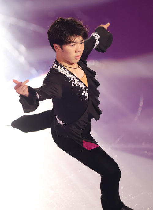 「ドリーム・オン・アイス2023」で演技を披露する男子シングルの佐藤駿（撮影・宮地輝）