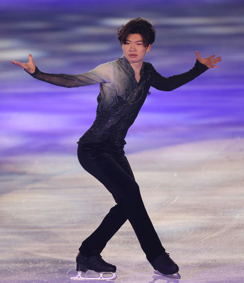 「ドリーム・オン・アイス2023」で演技を披露する男子シングルの吉岡希（撮影・宮地輝）