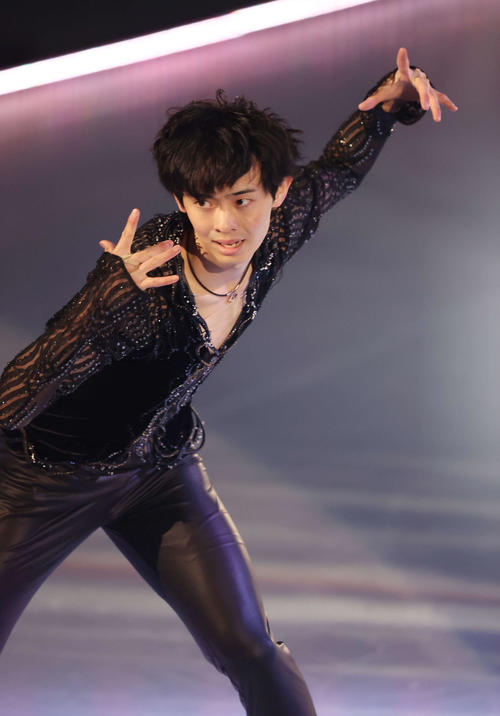 「ドリーム・オン・アイス2023」で演技を披露する男子シングルの島田高志郎（撮影・宮地輝）