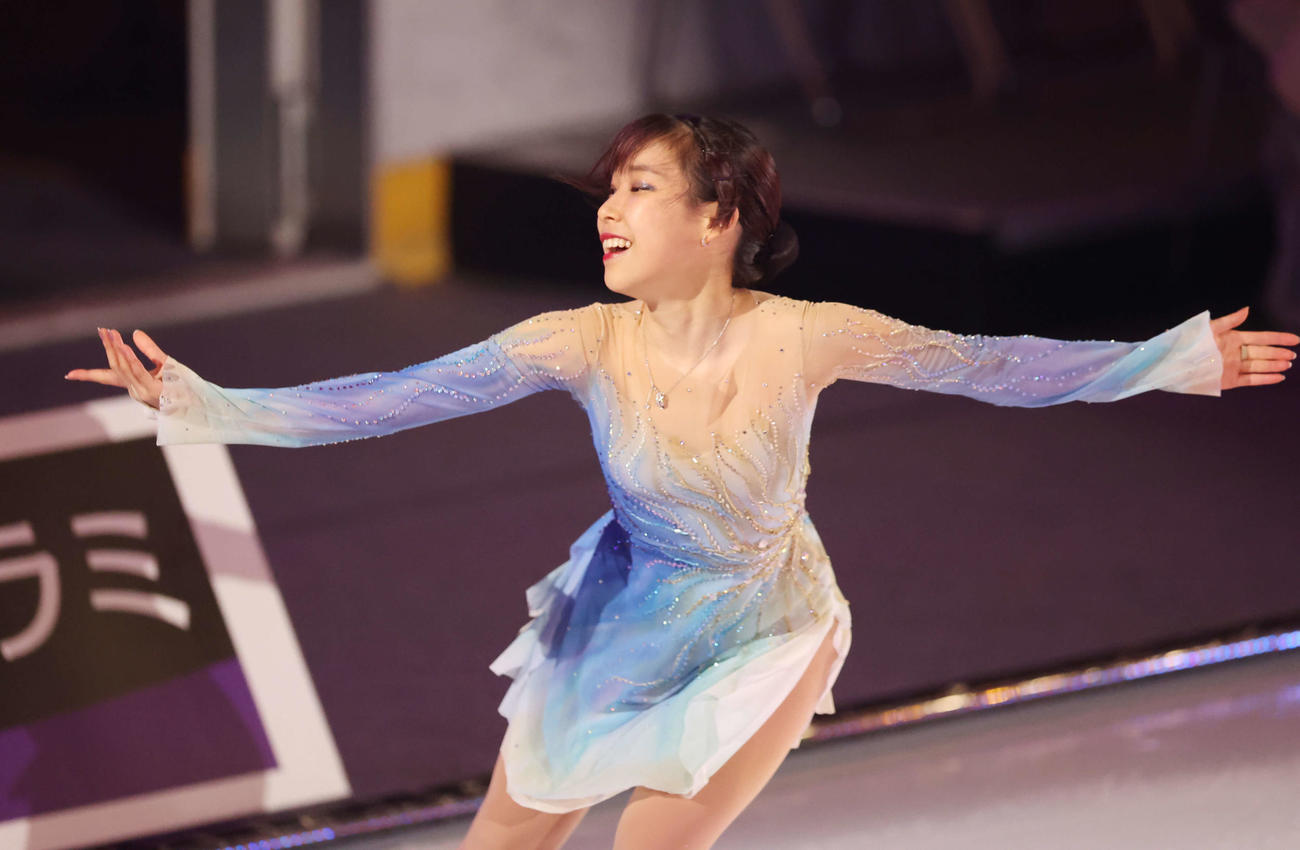 「ドリーム・オン・アイス2023」で演技を披露する女子シングルの三原舞依（撮影・宮地輝）